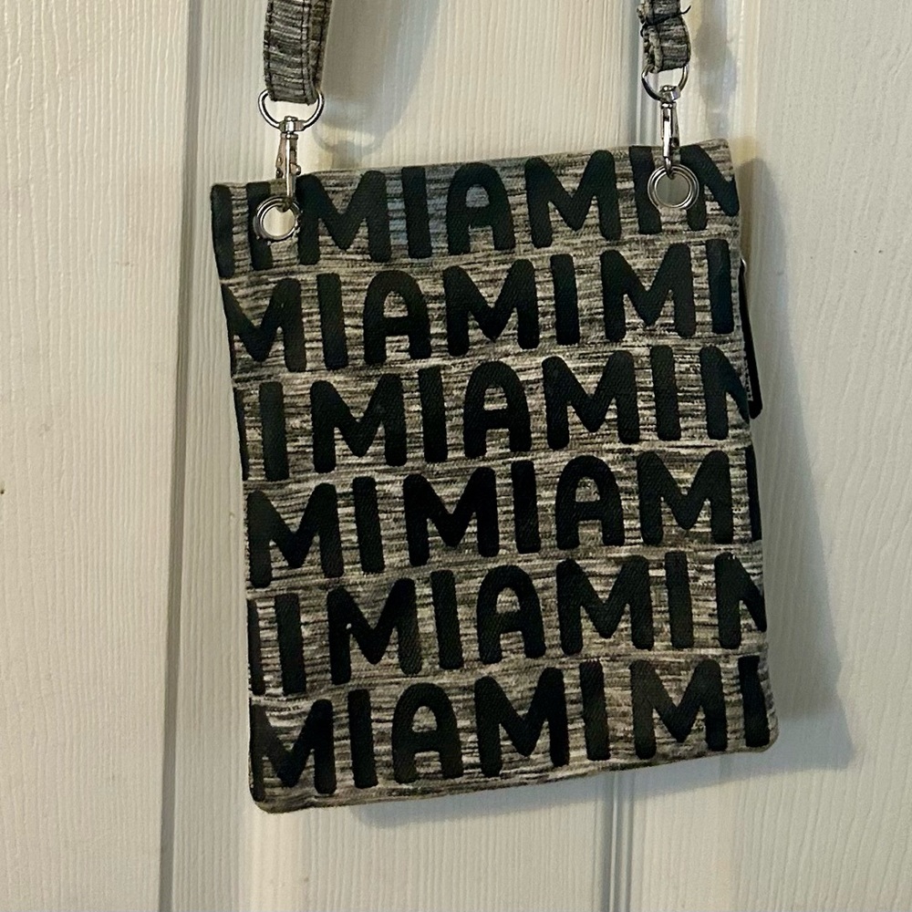 Robin Ruth Crossbody Miami black and gray bag.
